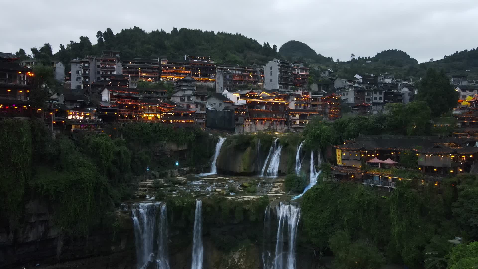 湖南湘西芙蓉镇夜景灯光航拍视频的预览图