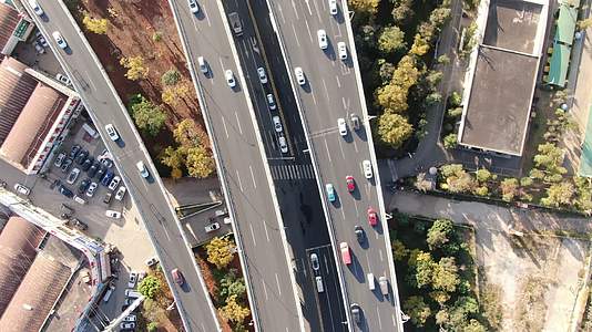 俯拍城市高架立交桥拥堵的交通视频的预览图