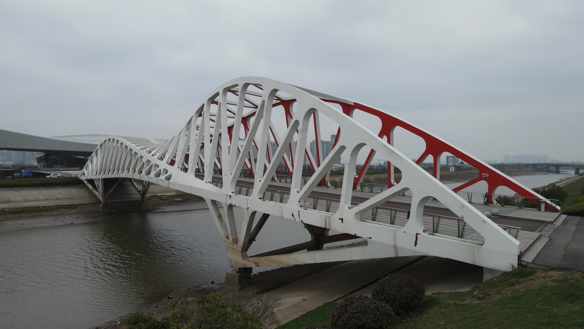 4K航拍南京市江北新区青奥体育公园南湖大桥跑道视频的预览图