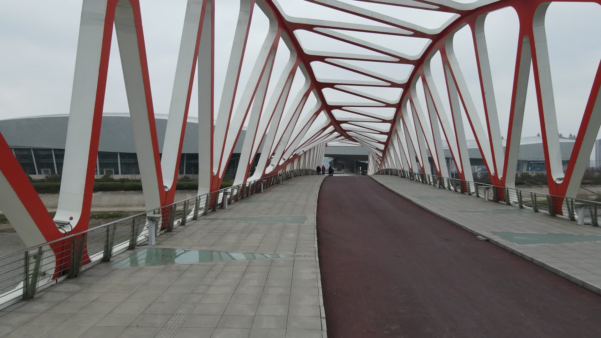 4K航拍南京市江北新区青奥体育公园南湖大桥跑道视频的预览图