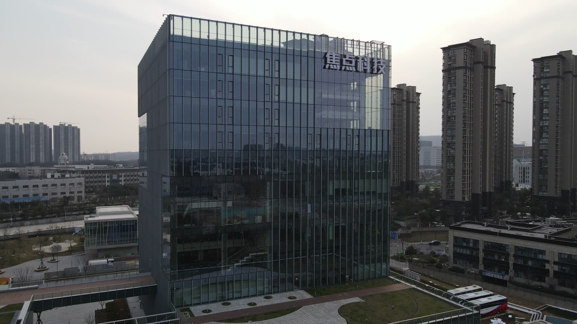 4K航拍南京市江北新区焦点大厦视频的预览图