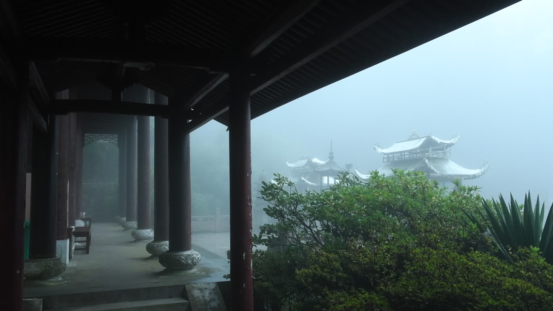浙江天台千年古刹华顶寺雾天建筑风景视频的预览图