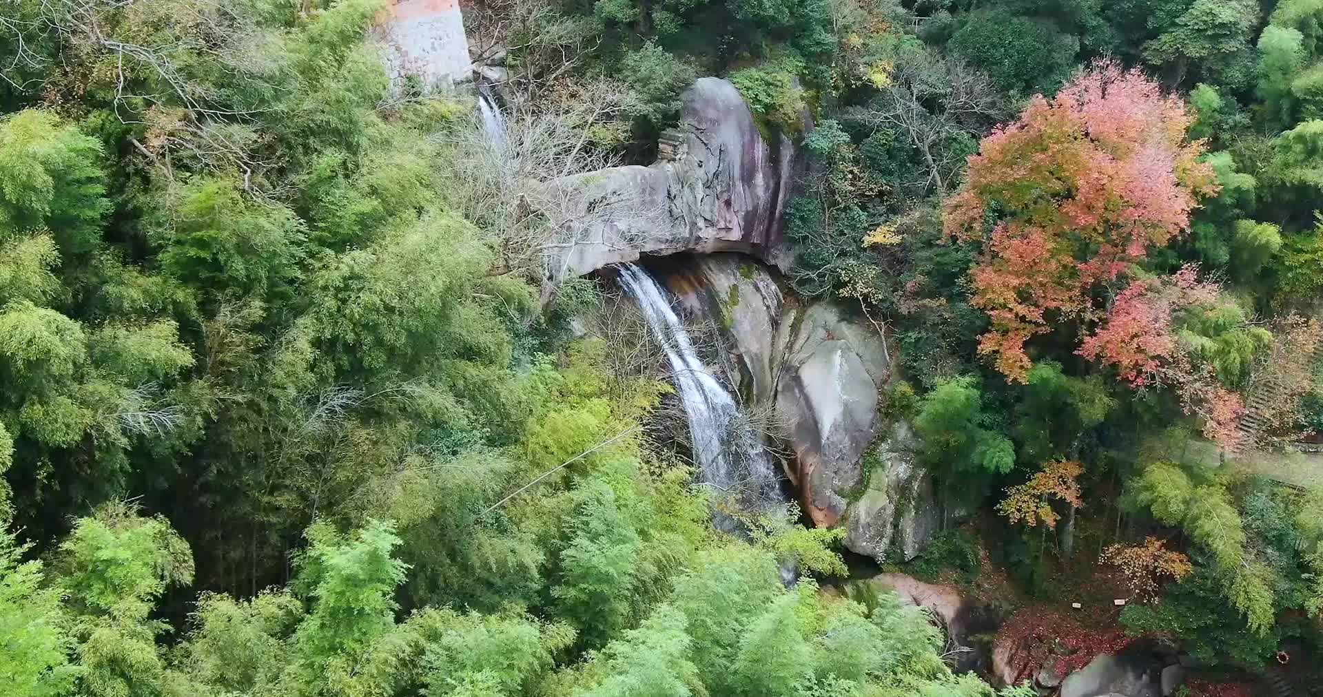 浙江天台石梁飞瀑4K航拍视频视频的预览图