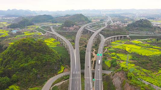 贵州安顺南出口高速公路航拍4K视频的预览图