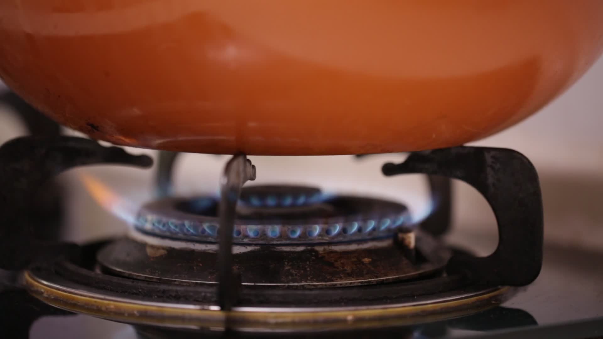 平底锅倒油点火加热做饭视频的预览图