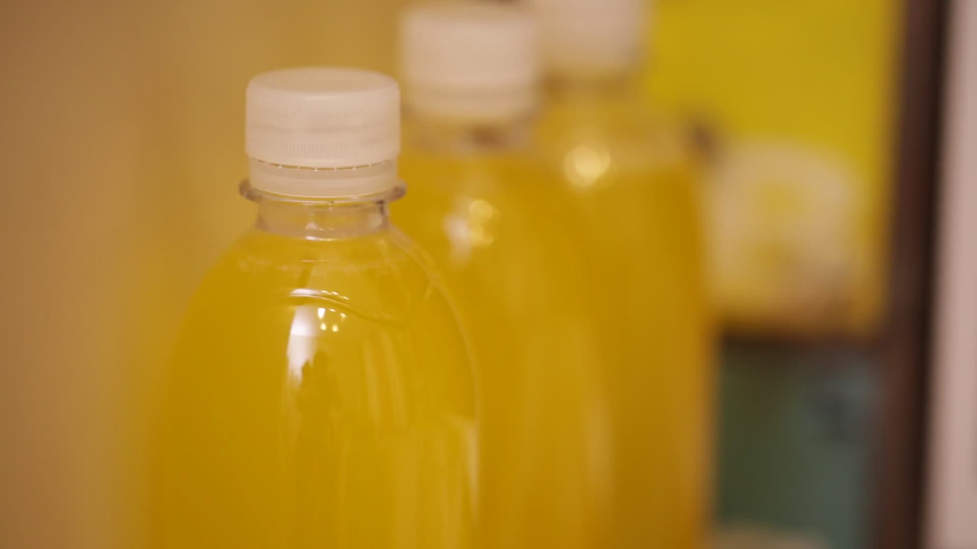 瓶装鲜榨果汁视频的预览图