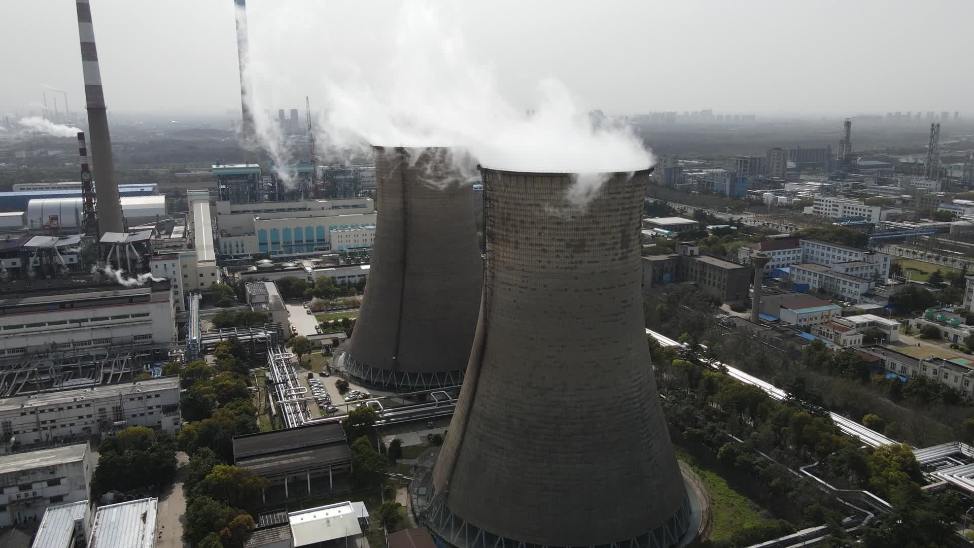 4K航拍化工厂大烟囱冒烟空气污染排放视频的预览图