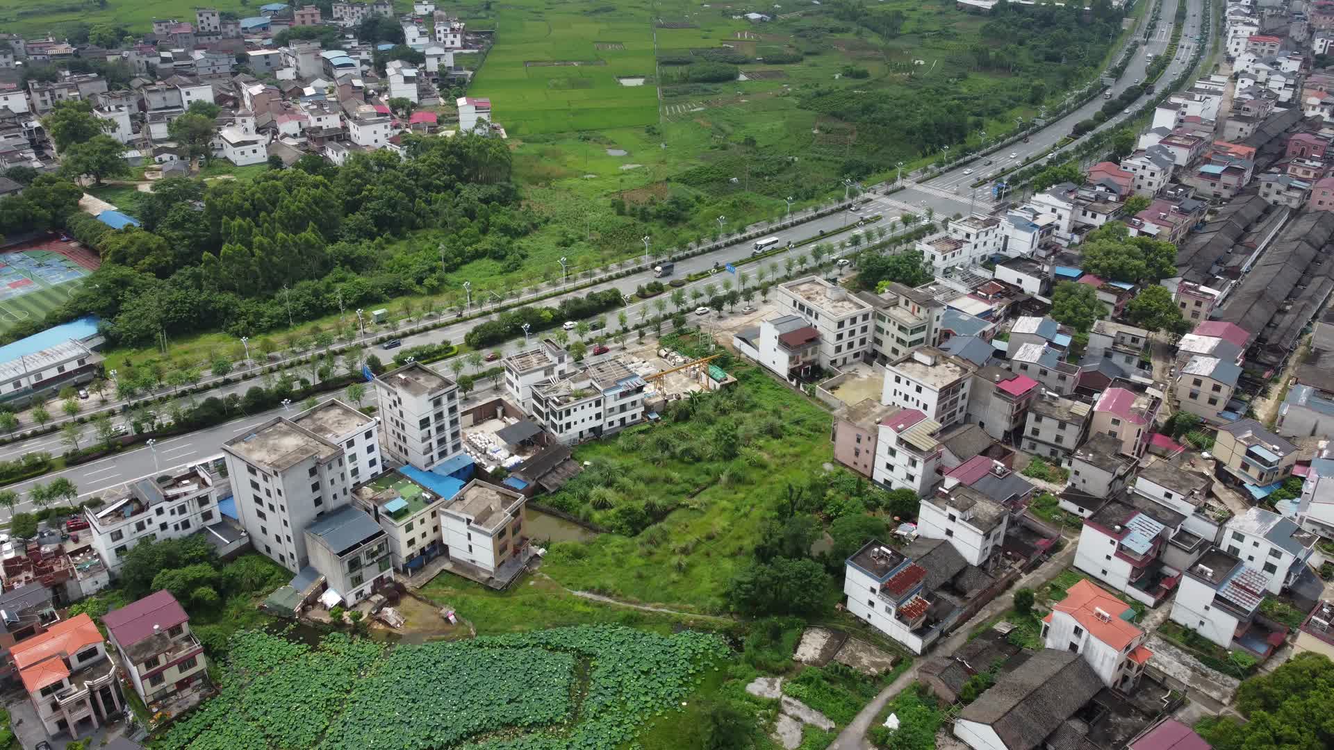 桂林公路小镇航拍视频的预览图