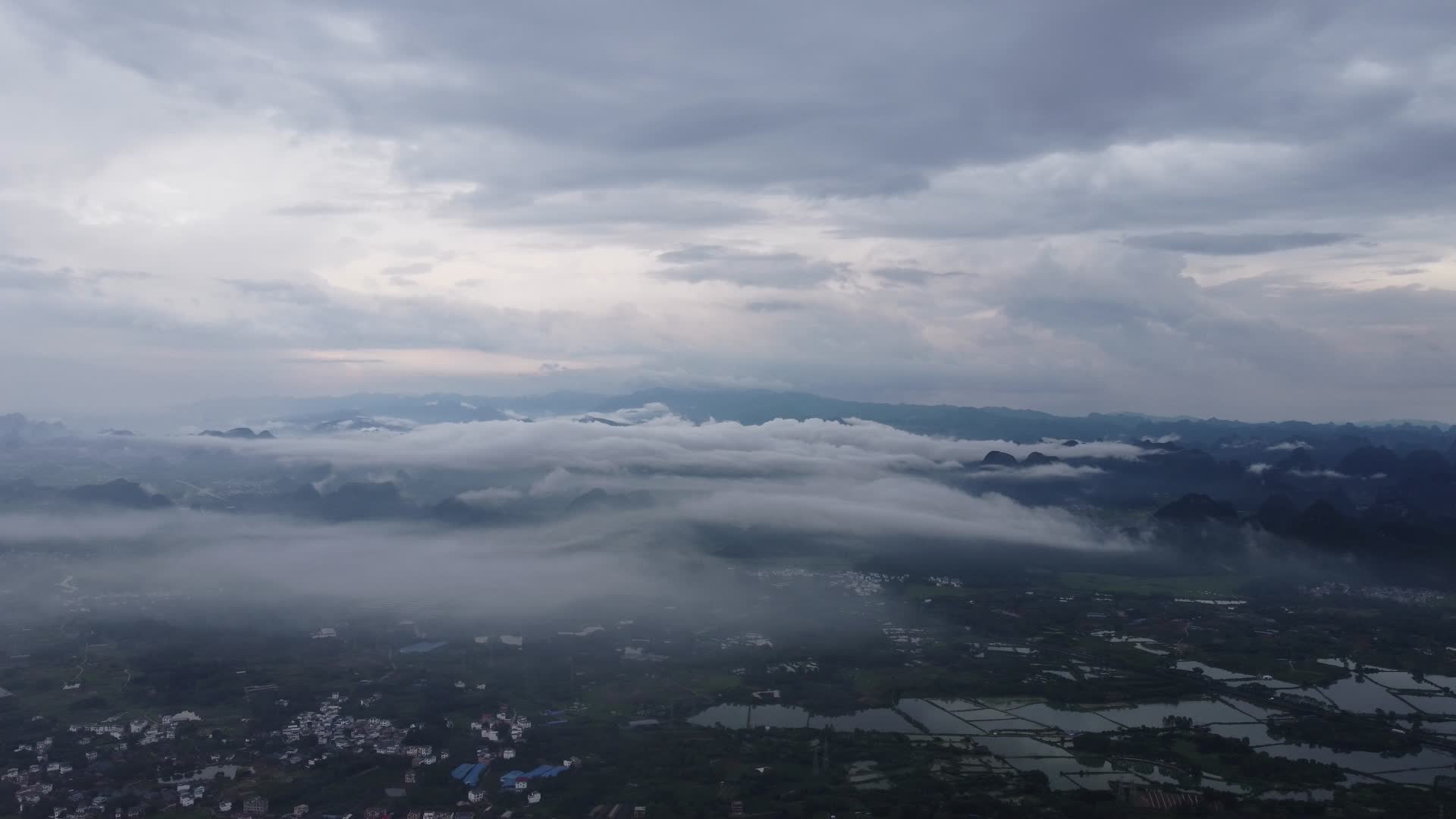 自然风光烟雨桂林云层穿梭航拍视频视频的预览图