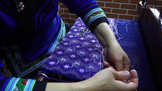 传统技艺手工织锦视频的预览图
