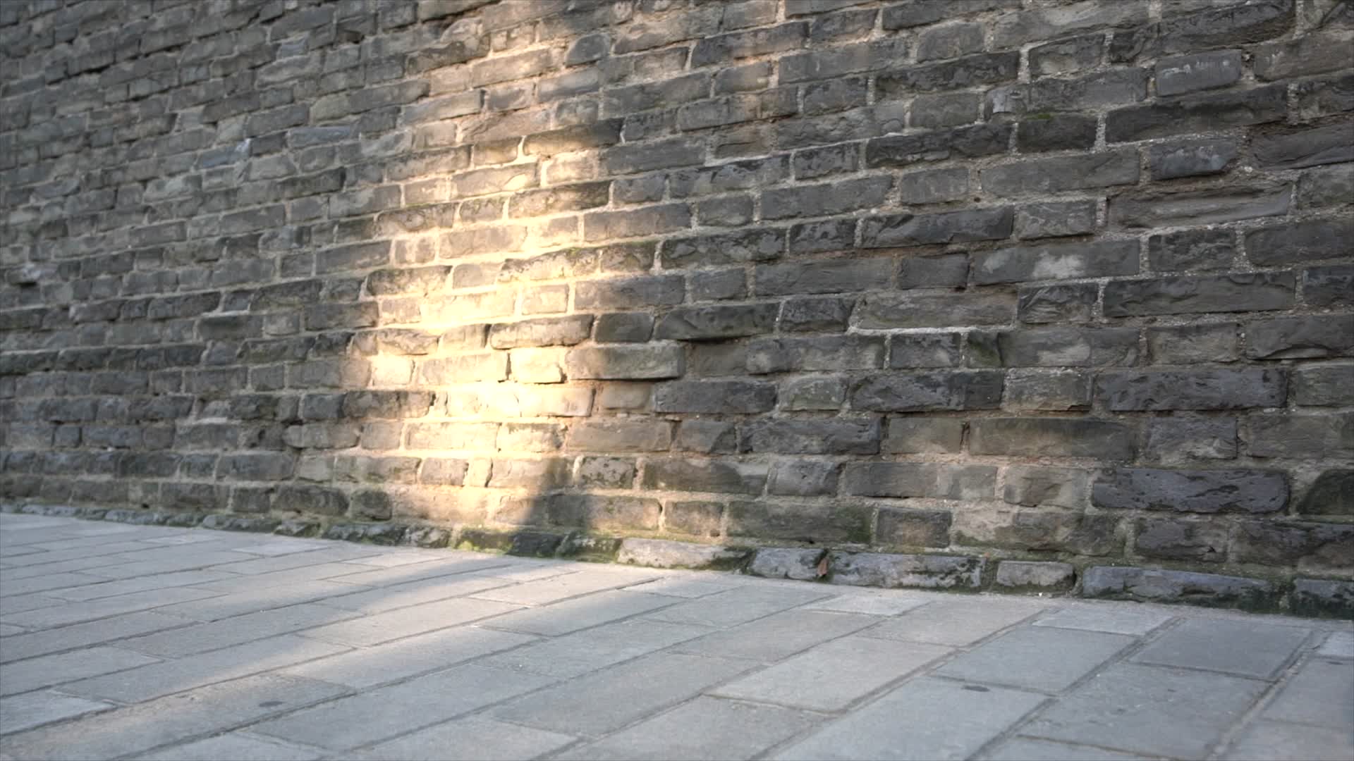 西安城墙下走路的少女视频的预览图