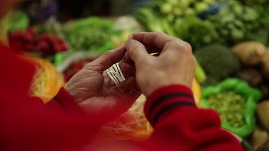 菜市场农贸市场买绿豆芽视频的预览图