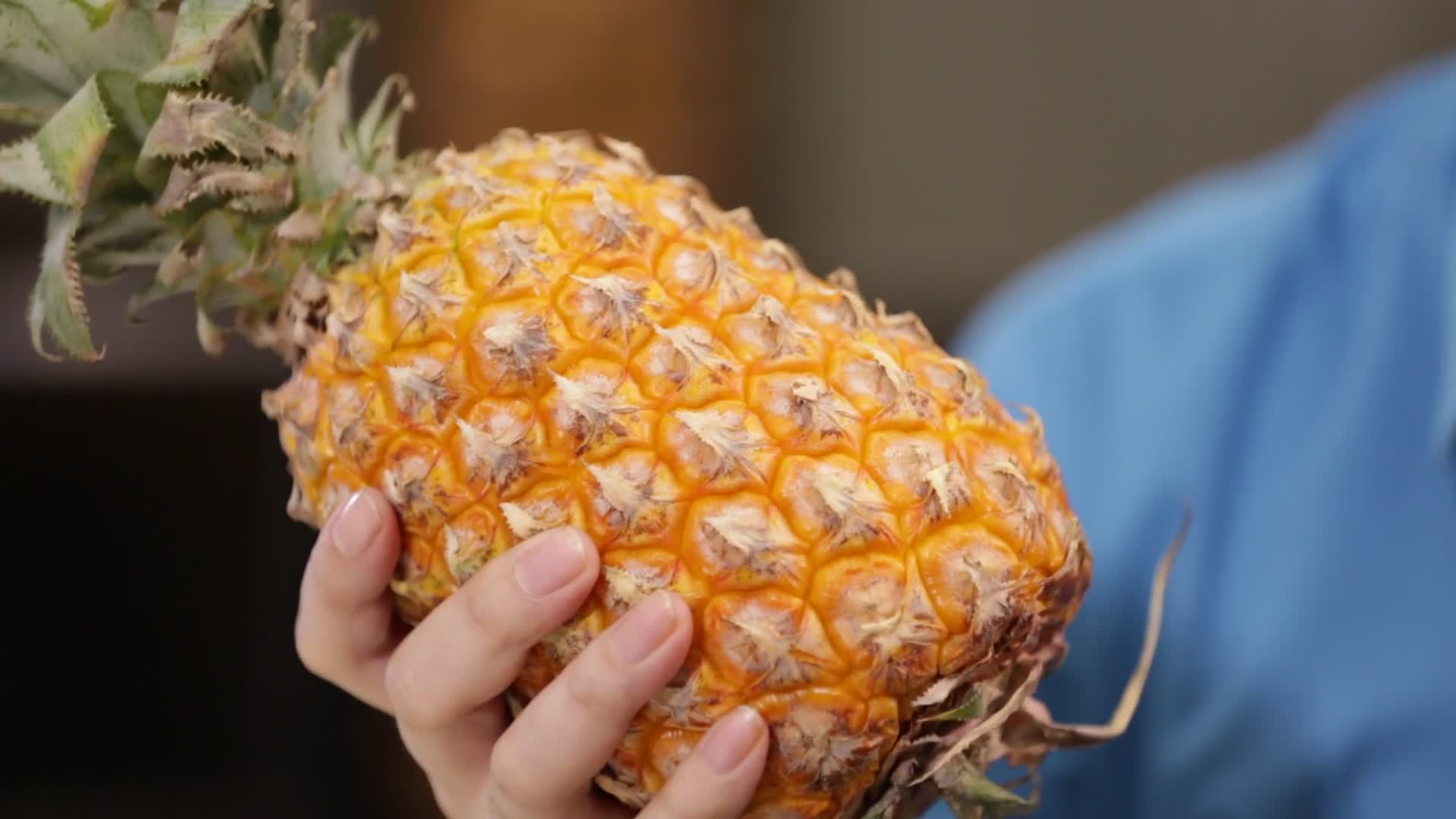 手里拿着菠萝视频的预览图