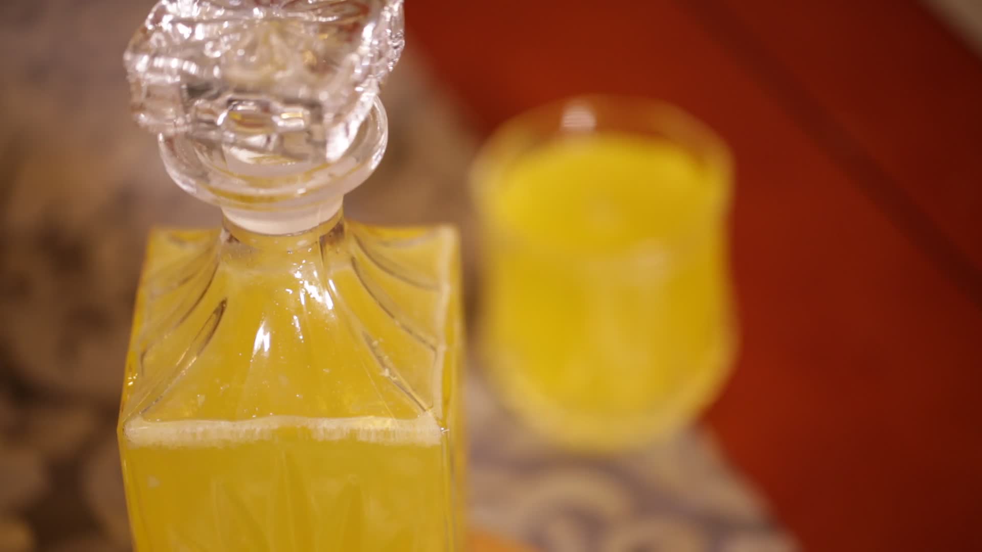 透明玻璃瓶装黄色果汁视频的预览图