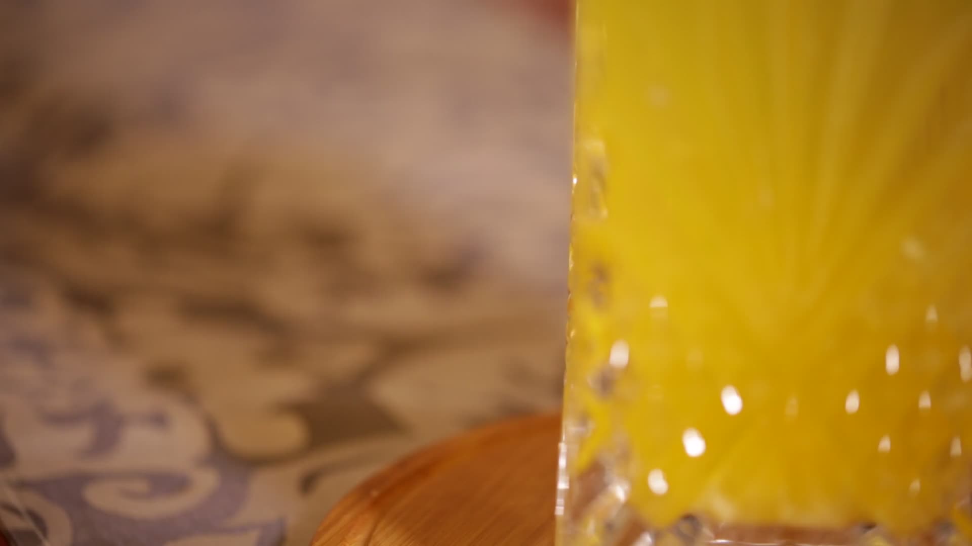 透明玻璃瓶装黄色果汁视频的预览图