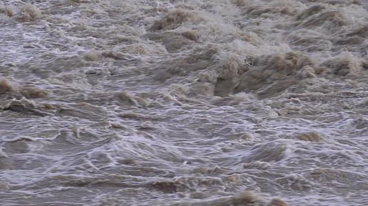 泄洪的河水视频的预览图