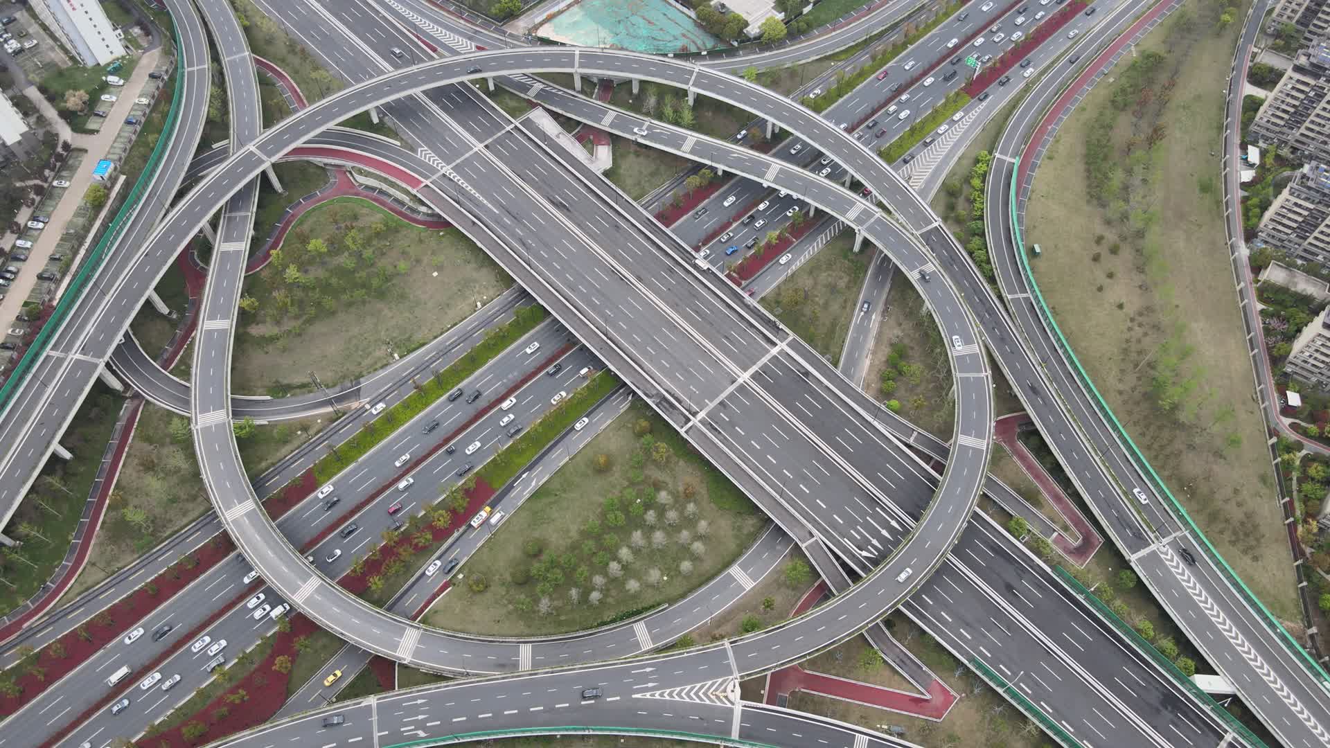 4K航拍城市交通枢纽高架桥车流视频的预览图