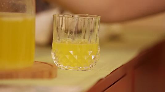 一壶果汁喝果汁视频的预览图