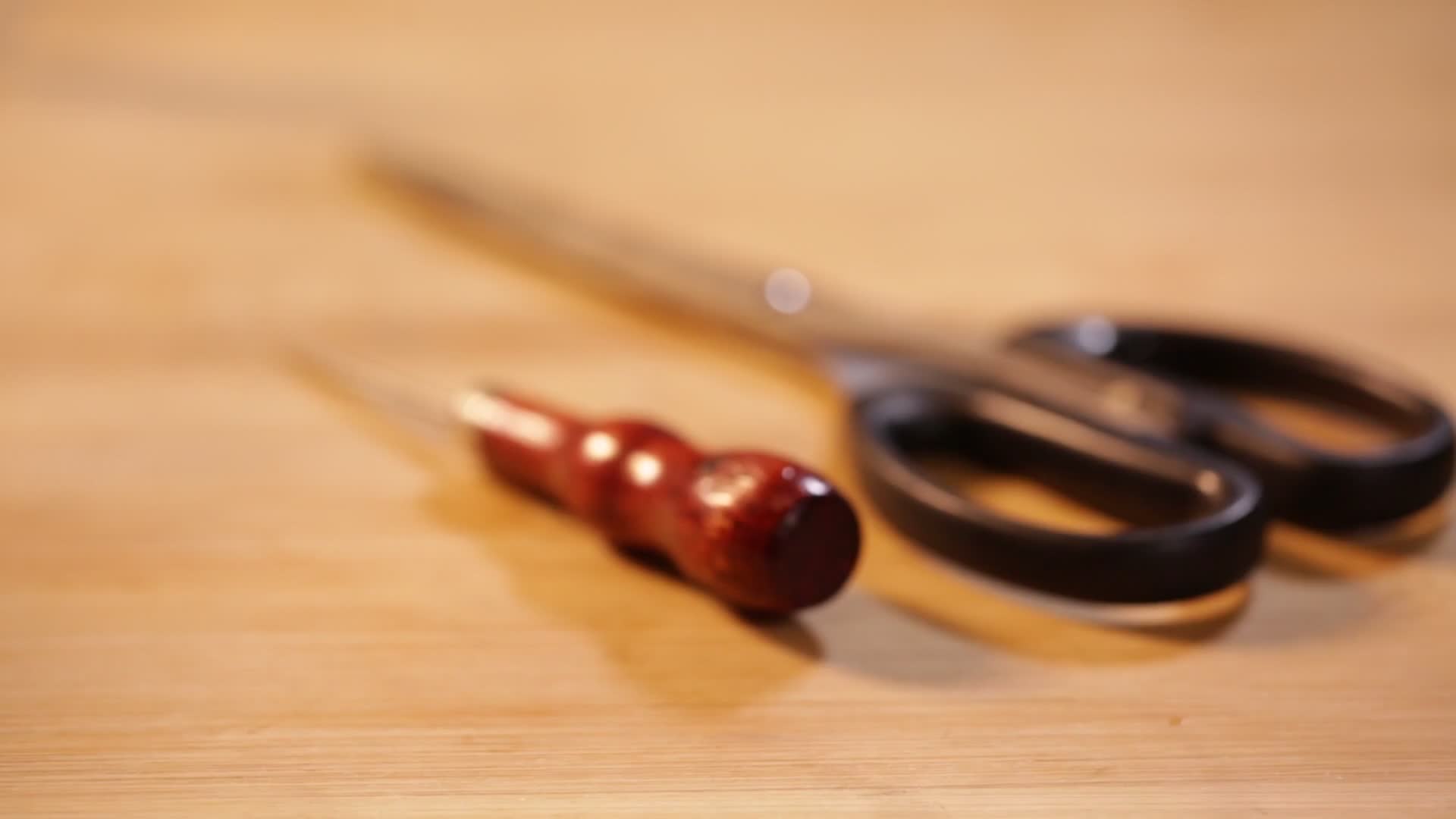 锥子剪子手工工具视频的预览图