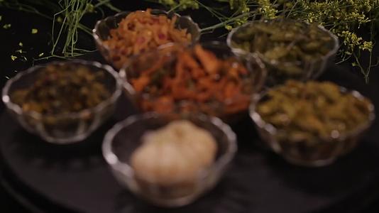 玻璃碗装各种榨菜咸菜视频的预览图