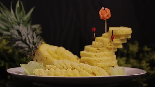 菠萝果肉摆盘果盘视频的预览图