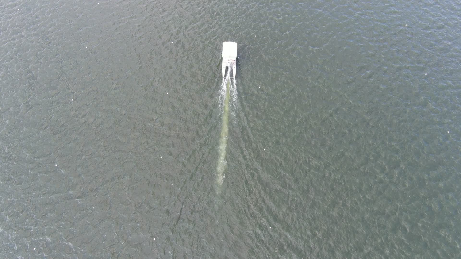 4K航拍水面快艇行驶视频的预览图