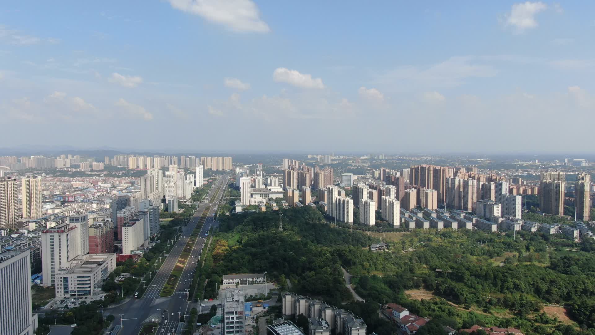 4K航拍湖南岳阳城市大道城市建设视频的预览图