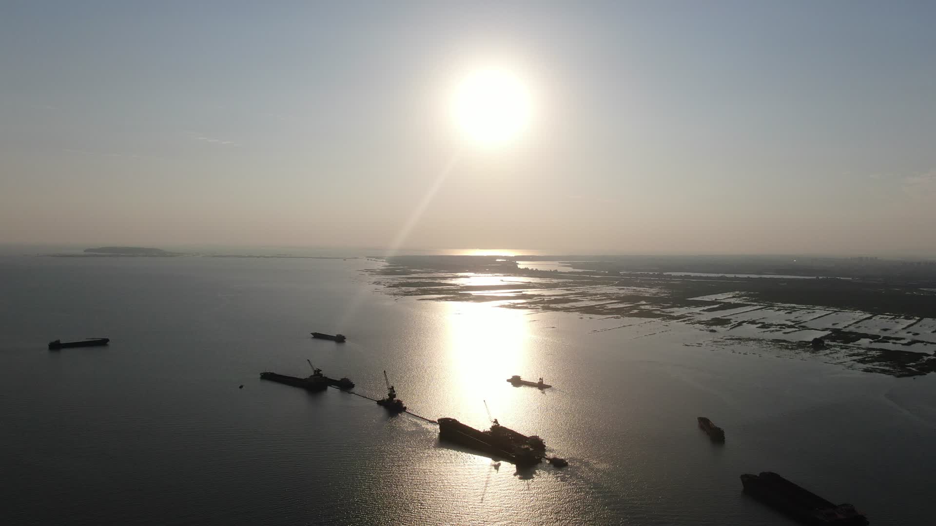 4K航拍湖南洞庭湖货运船只夕阳下视频的预览图