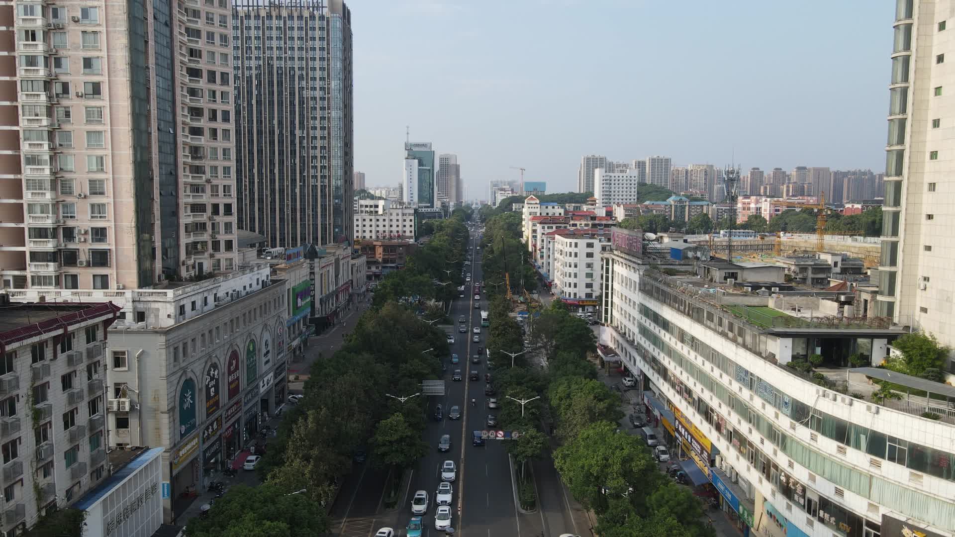 4K航拍湖南岳阳南湖大道商业街视频的预览图