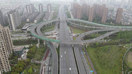4k航拍南京城市交通枢纽高架桥快速通道视频的预览图