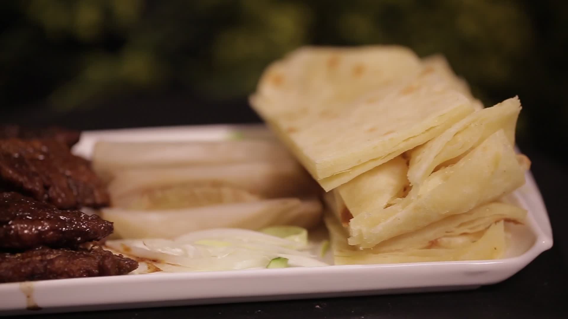 老北京小吃烙饼卷带鱼视频的预览图