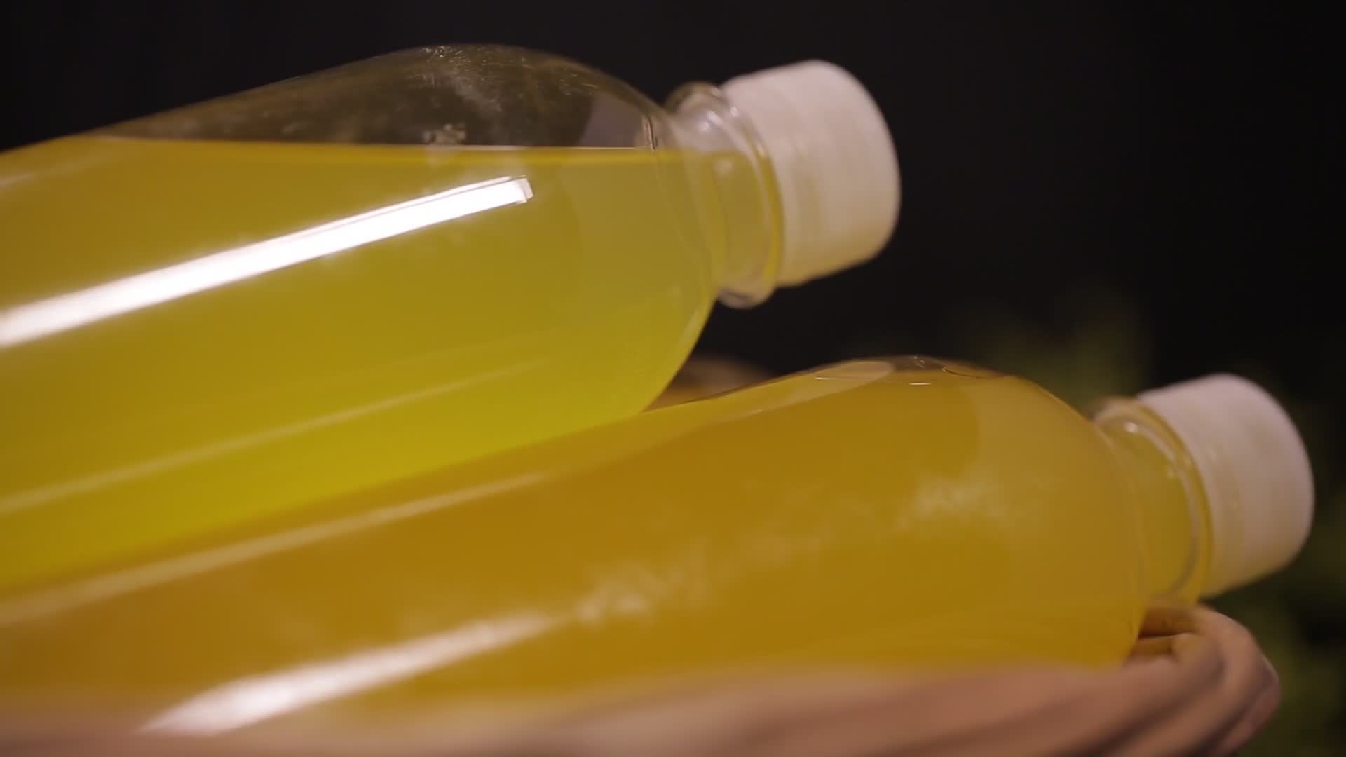瓶装杯装金色果汁视频的预览图