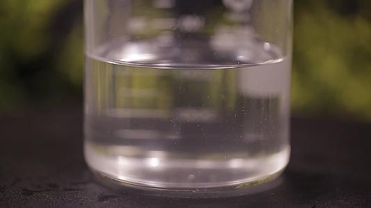 烧杯培养皿化学用品视频的预览图