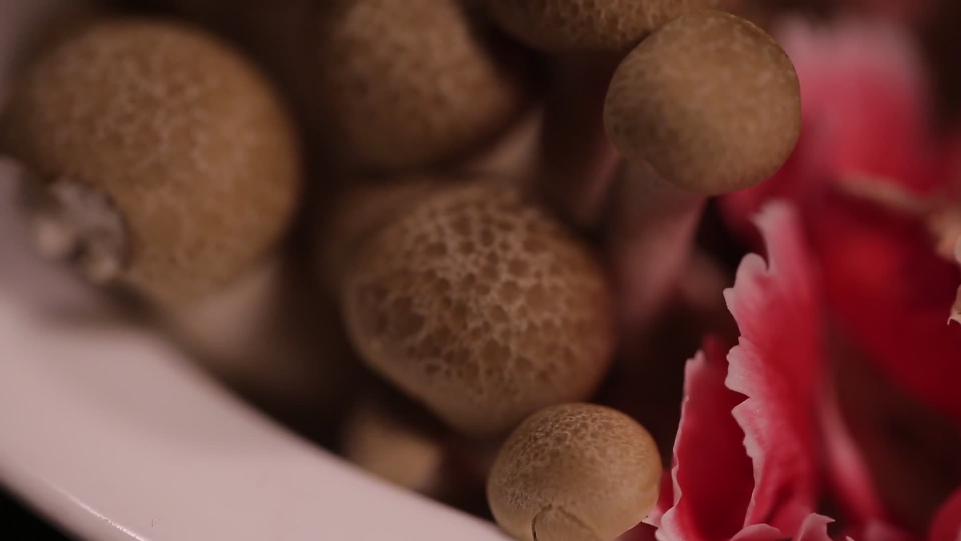 涮锅蟹味菇火锅蘑菇视频的预览图