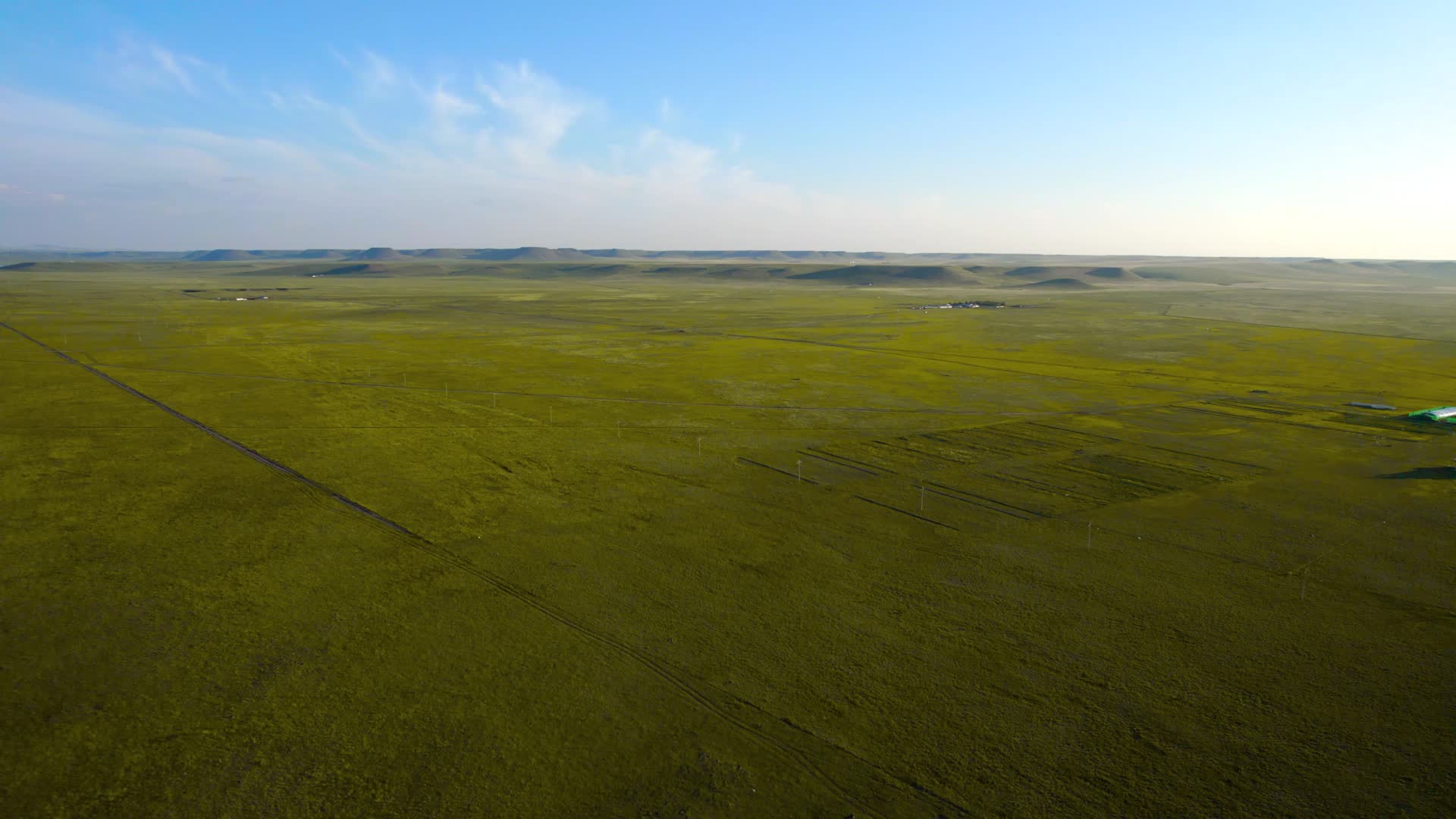 秋天的内蒙古锡林郭勒大草原及夕阳下的山峦傍视频的预览图