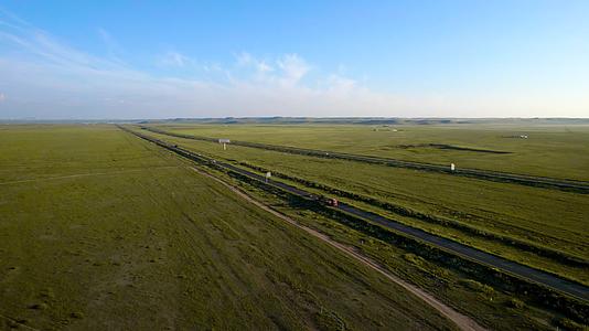 秋天的内蒙古锡林郭勒大草原及草原上纵横的公路视频的预览图