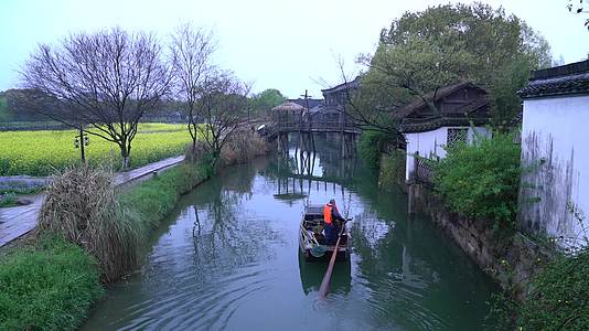 浙江嘉兴乌镇水乡划船风景视频的预览图