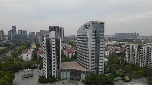 4K航拍南京市江北新区行政大楼软件大厦视频的预览图