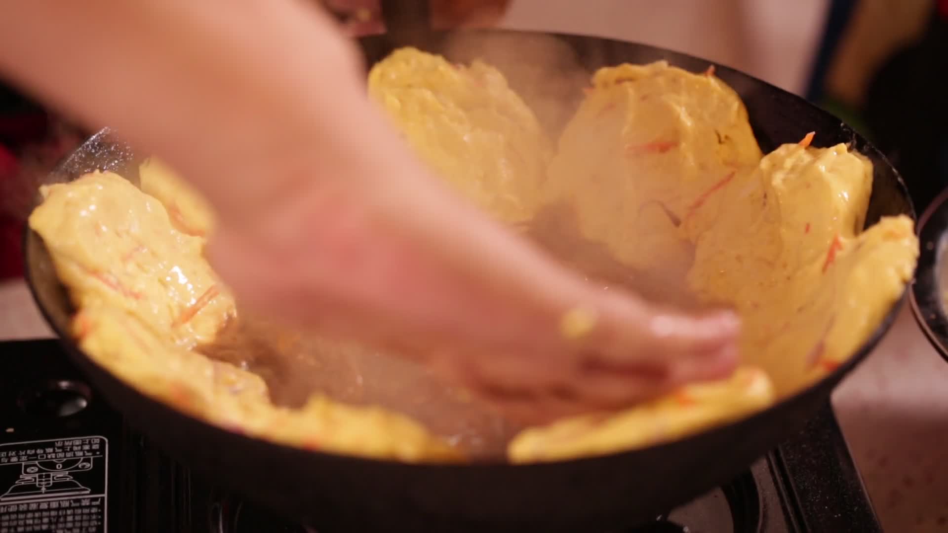 厨师示范玉米面贴饼子视频的预览图