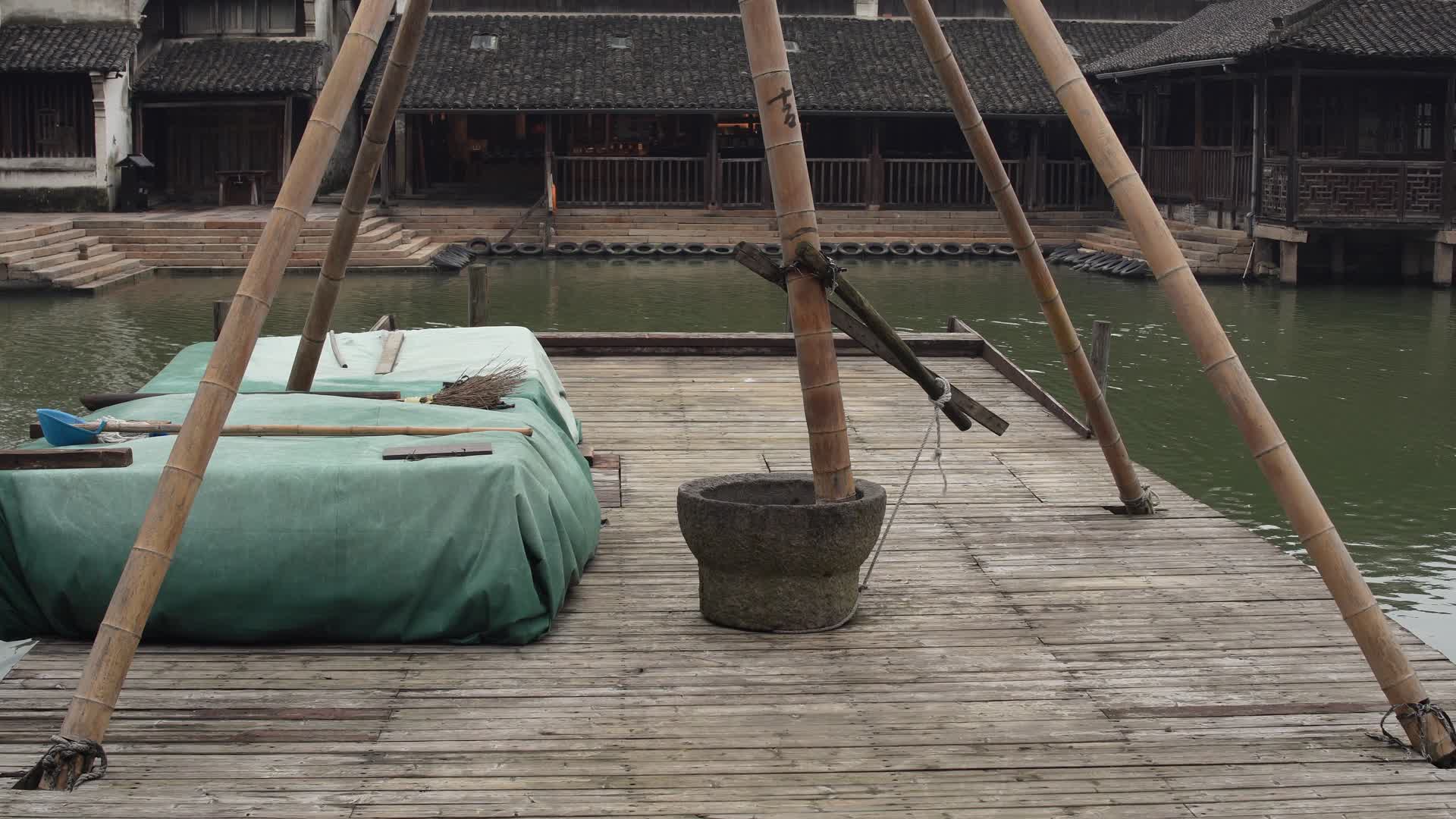 浙江嘉兴乌镇东栅高竿船风景4K视频视频的预览图