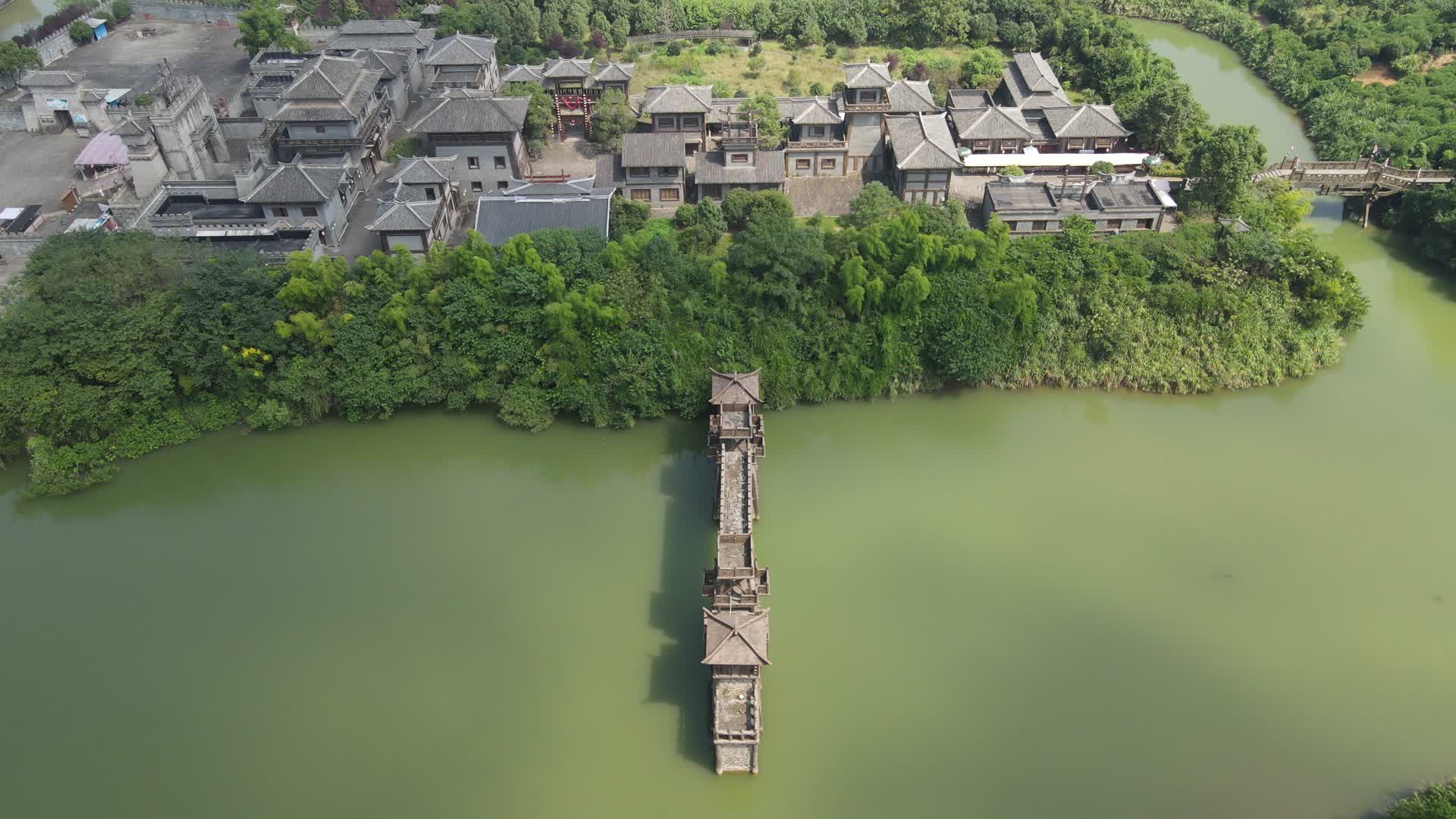 4K航拍赤壁古战场景区湖面古桥视频的预览图