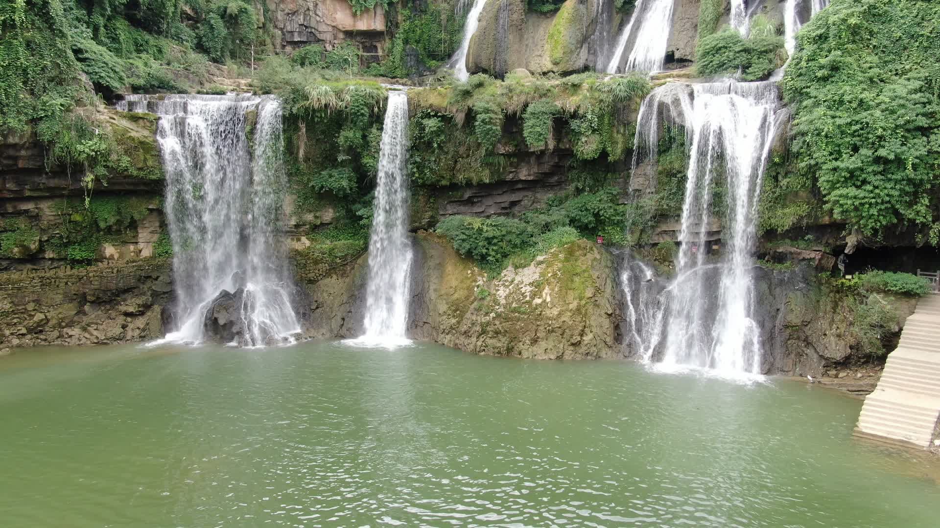 航拍湖南湘西芙蓉镇网红瀑布流水视频的预览图