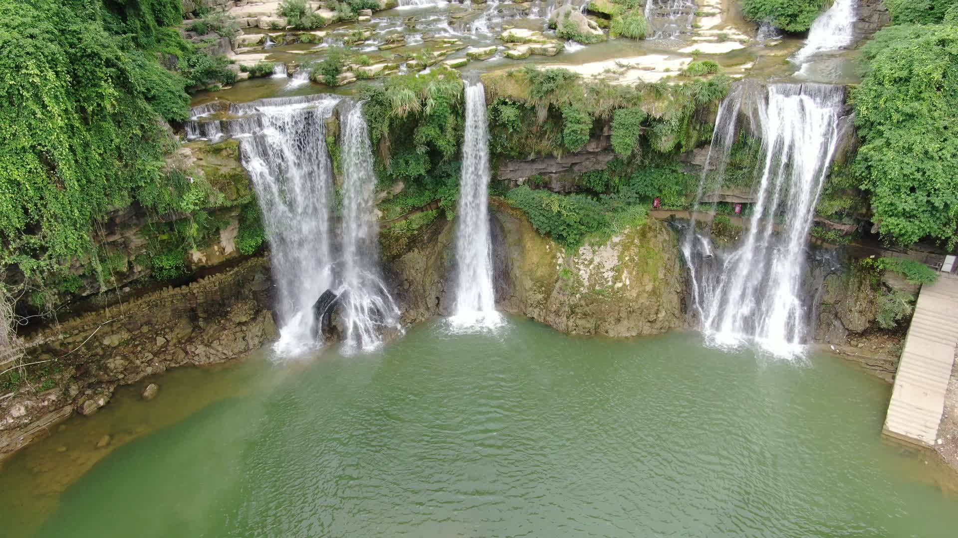 航拍湖南湘西芙蓉镇网红瀑布流水视频的预览图