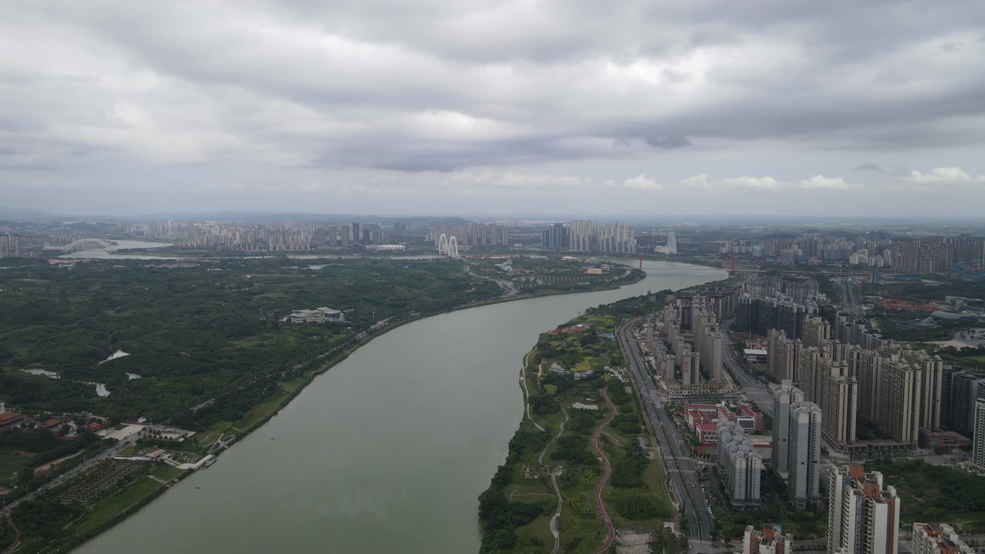 航拍广西南宁邕江风光自然风光视频的预览图