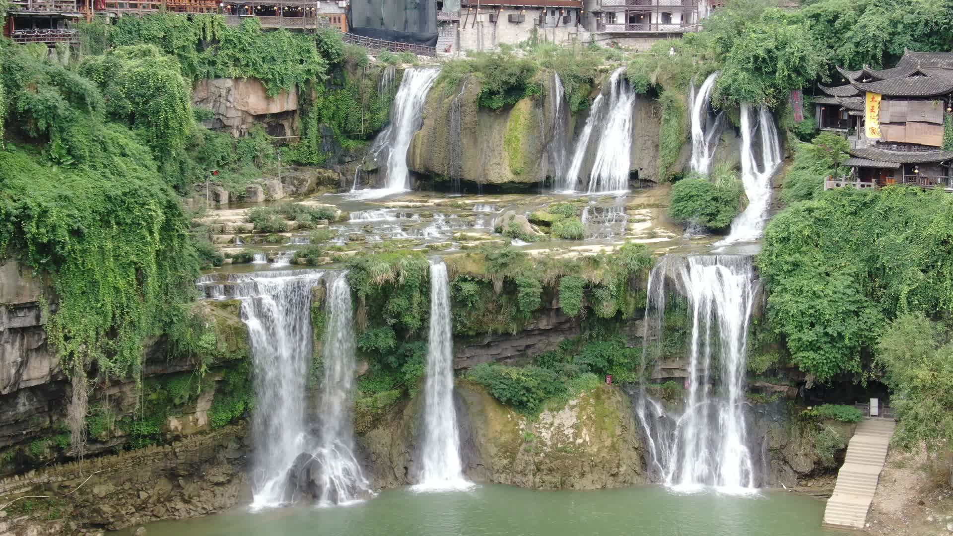 湖南湘西芙蓉镇瀑布流水航拍视频的预览图