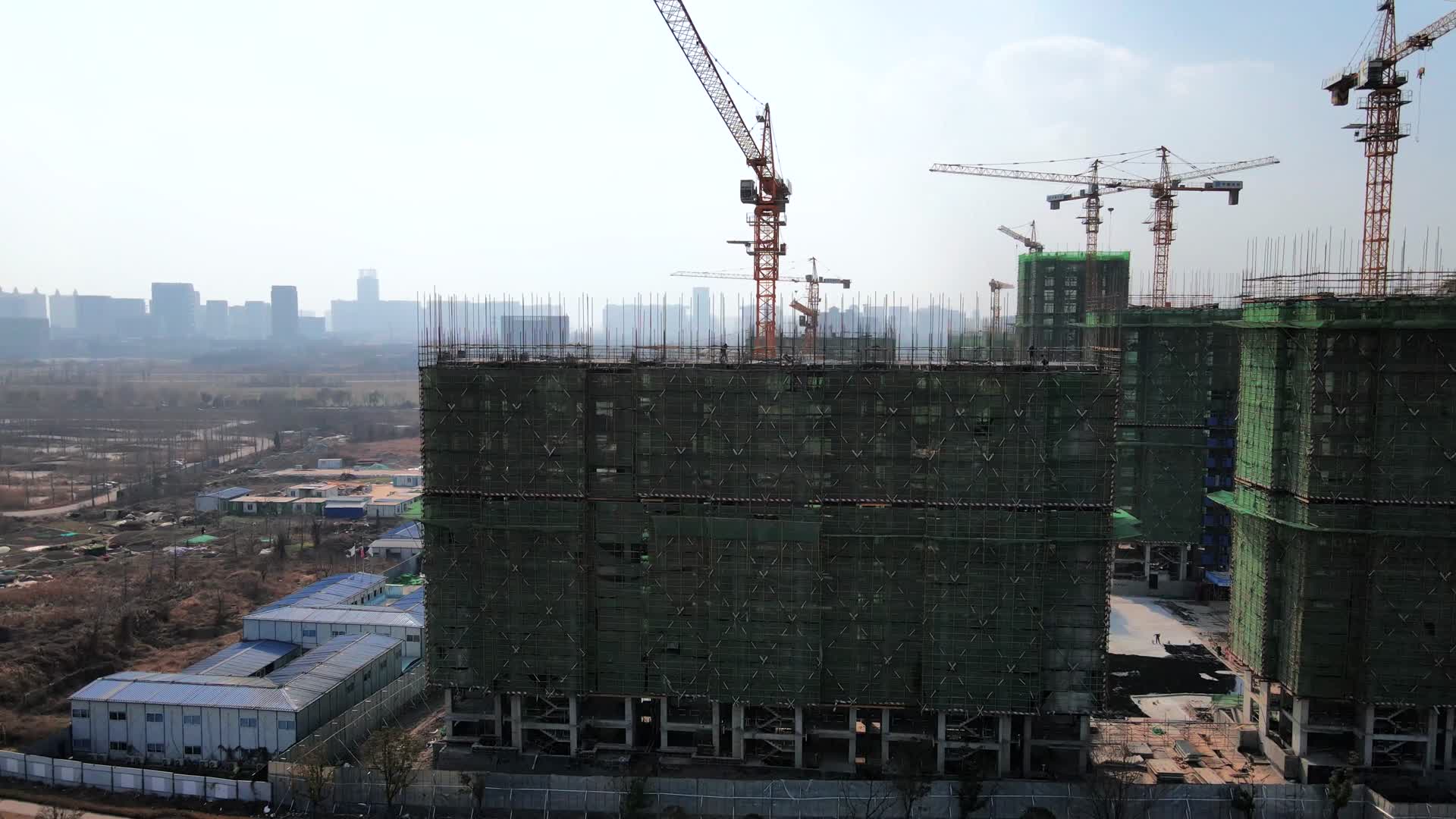 4K航拍建筑工地城市建设高楼视频的预览图