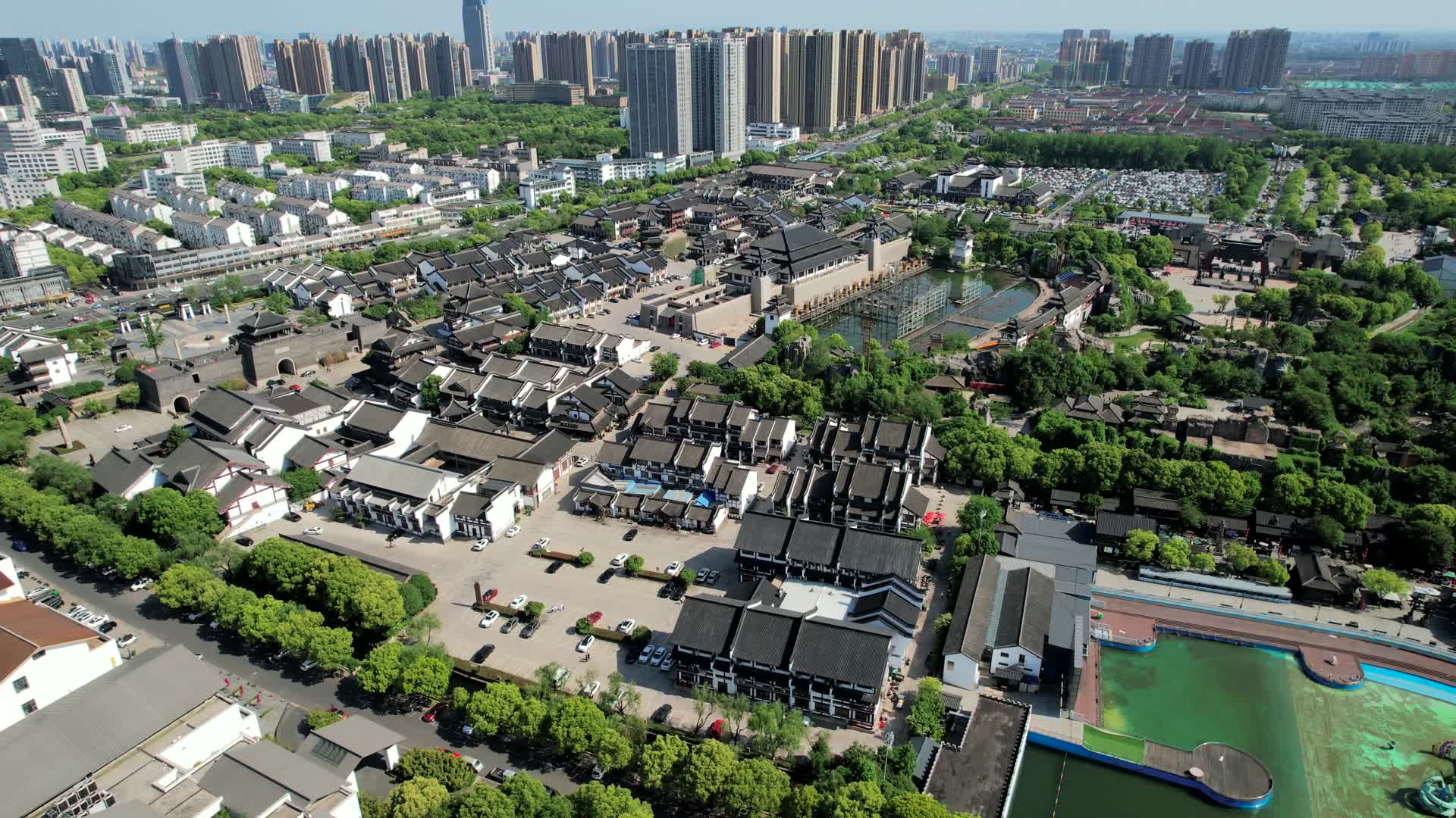 4K航拍江苏省常州市5A景区春秋淹城遗址淹城商业街视频的预览图
