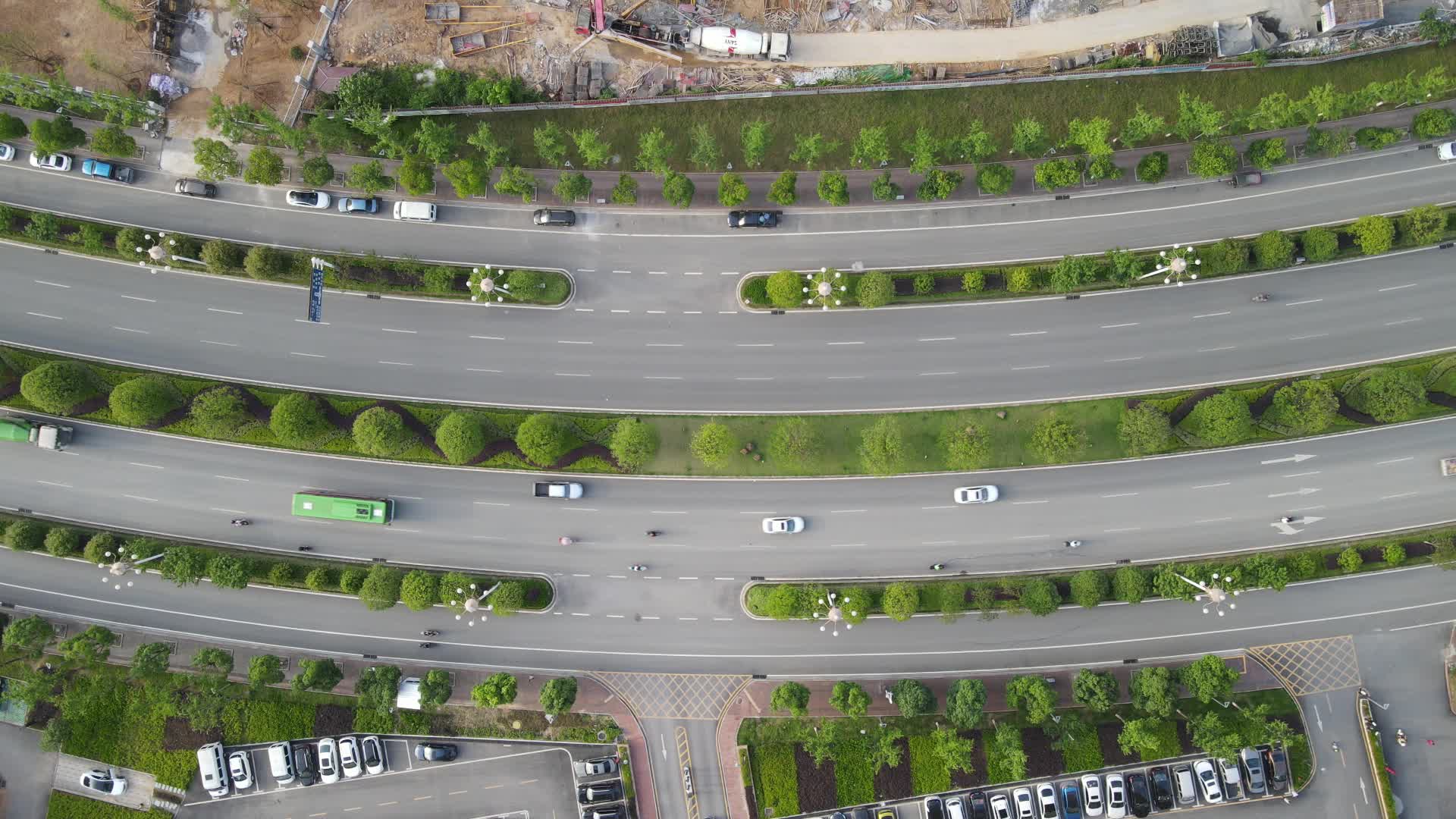 俯拍城市大道行驶的车辆交通视频视频的预览图