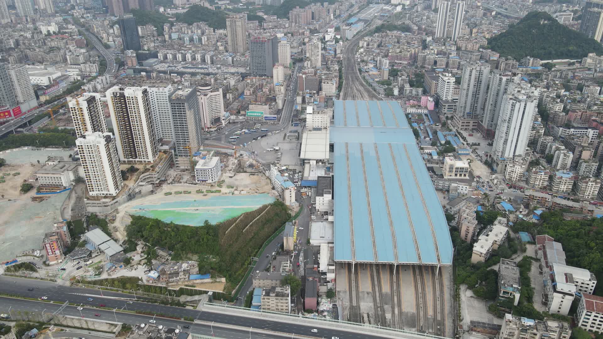 航拍贵阳火车站交通视频视频的预览图