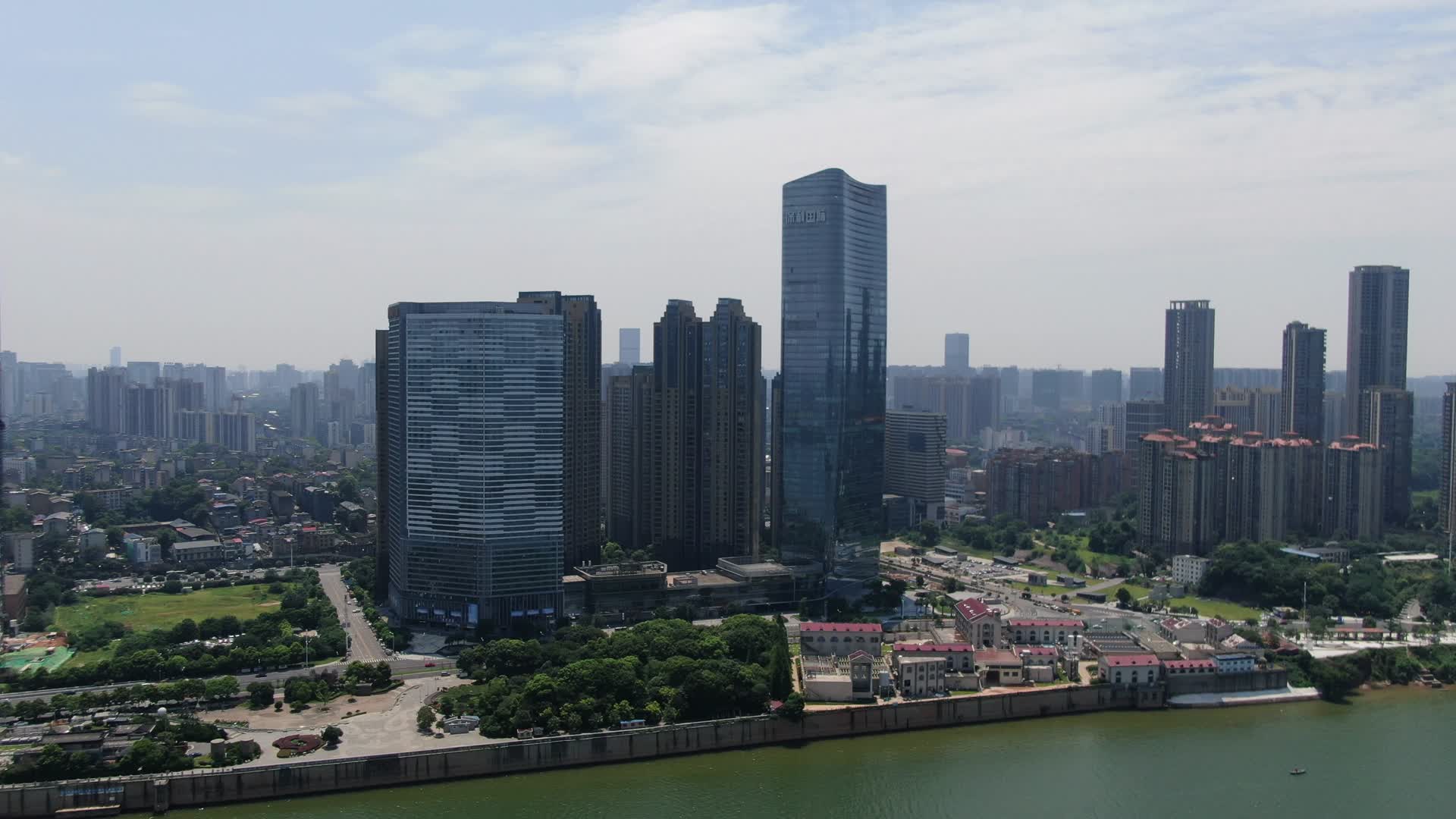 湖南长沙湘江边新建CBD商务建筑视频的预览图